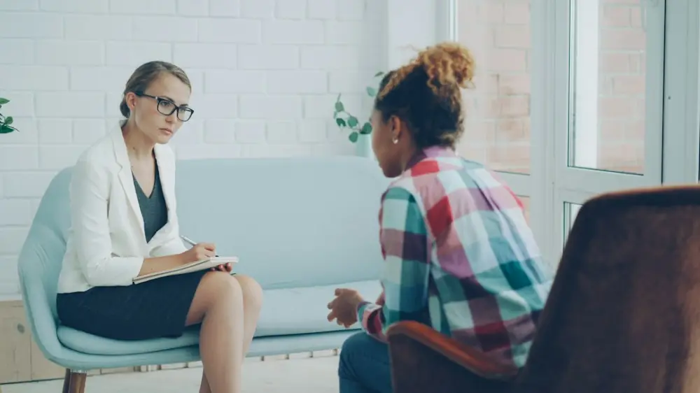 Therapist listens to patient in a counseling session, illustrating finding bereavement support resources